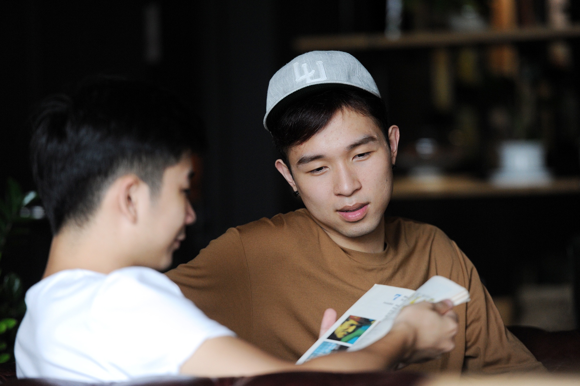 Một lát sau, MC Tuấn Hải - bạn Aiden - đến, cùng trao đổi với 9X về các dự án mới. Mong muốn của Aiden trong tương lai là mở công ty giải trí, đào tạo nghệ sĩ chuyên nghiệp như mô hình từng thành công ở thị trường Hàn Quốc. Anh cho hay, 