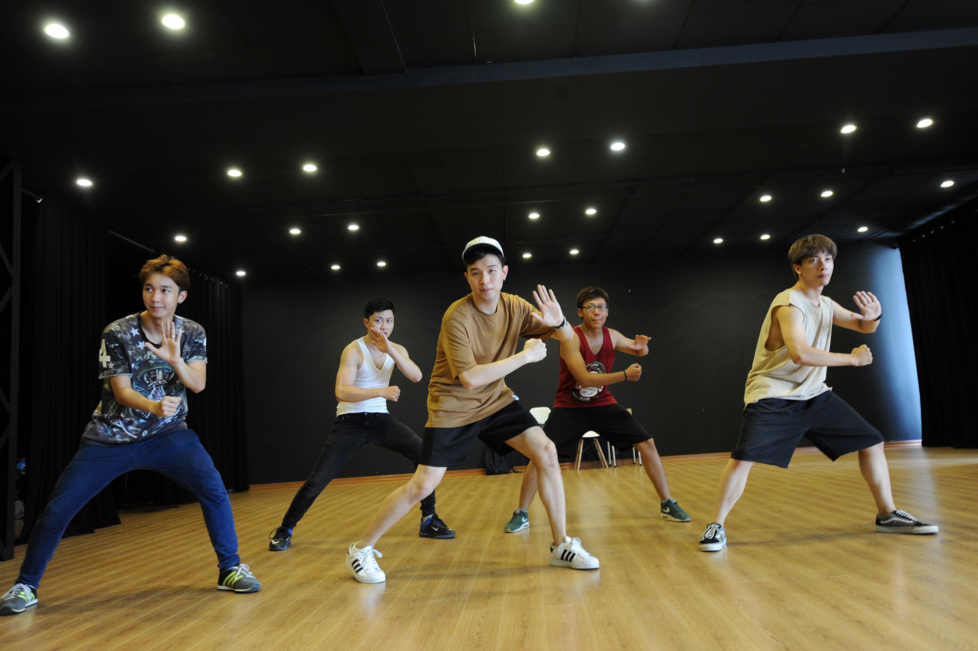 Buổi chiều, Aiden lái xe đến công ty để tập nhảy và họp nhóm. Đây được xem như 