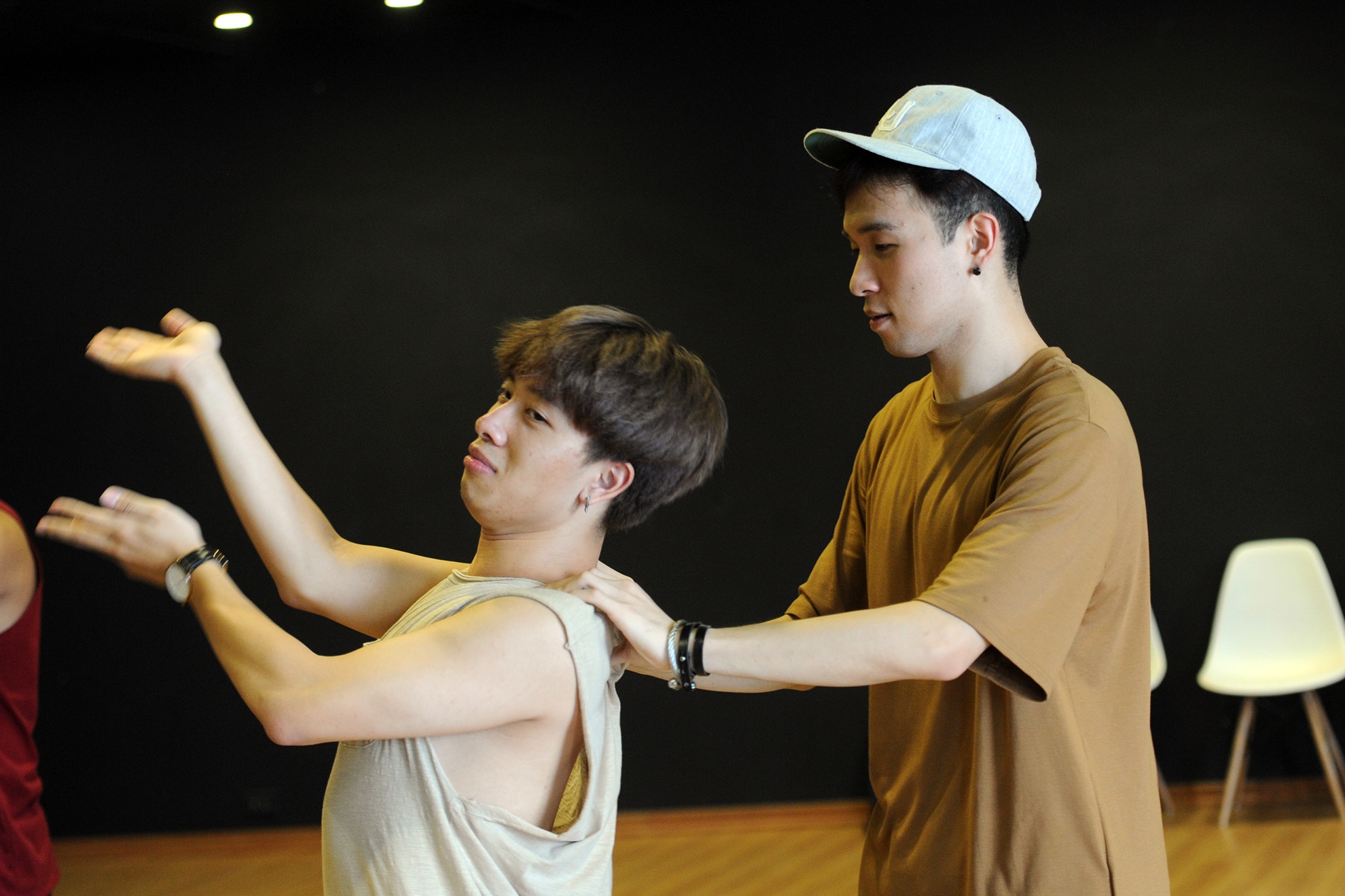 St.319 được thành lập từ tháng 1/2011. Trải qua hơn 4 năm hoạt động với hai thành viên ban đầu là Aiden và Zoie, nhóm đã phát triển nhanh chóng khi tìm thấy những gương mặt mới triển vọng và vô địch các cuộc thi nhảy do SM Entertainment , YG Entertainment tổ chức... Trong ảnh, Aiden đang cẩn thận chỉnh sửa động tác cho thành viên Nicky.