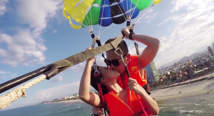 Man Tien va ban trai hon nhau ngot ngao ki niem 3 thang yeu nhau hinh anh