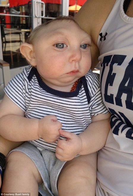 Bé Jaxon tại bệnh viện nhi Boston cung cha mẹ