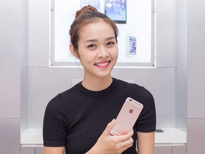 Hot girl Viet thi nhau khoe iPhone 6S mau vang hong hinh anh