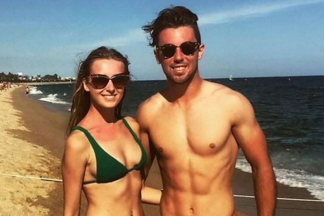 Đôi bạn trẻ đẹp đôi với câu chuyện đầy xúc động.