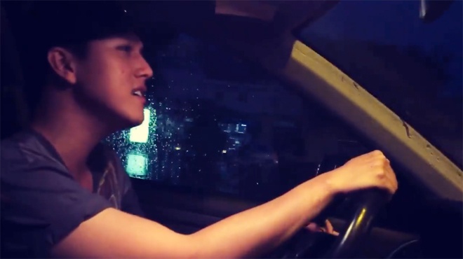 Hot boy khoe giong ngot ngao khi vua lai xe vua hat tren oto hinh anh