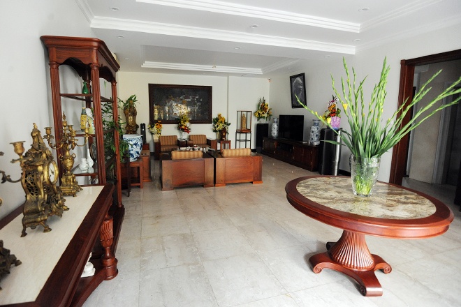 Phòng khách trong nhà của Aiden lại là một không gian đối lập. Theo Aiden chia sẻ, nội thất phòng khách được bố anh chọn lựa để phù hợp với văn hóa truyền thống của gia đình. Phần lớn đồ dùng trang trí được làm từ chất liệu gỗ quý, vừa cổ điển vừa sang trọng.