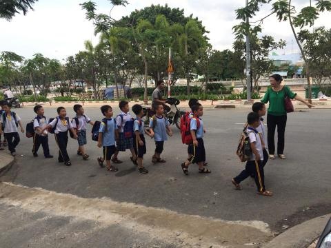 Hầu như trọn học sinh của một lớp 1 (Trường TH Tầm Vu, Q.Bình Thạnh) vừa tan trường đã bị cô giáo 