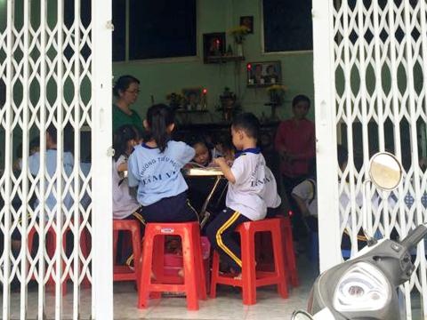 Hầu như trọn học sinh lớp 1 (Trường TH Tầm Vu, Q. Bình Thạnh) vừa tan trường đã được cô giáo 