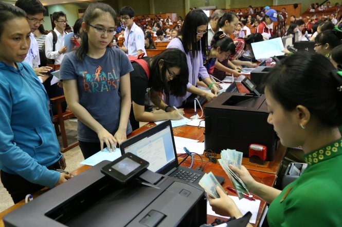 Thí sinh trúng tuyển ĐH năm 2015 đến làm thủ tục nhập học tại Trường ĐH Kinh tế TP.HCM - Ảnh: Như Hùng
