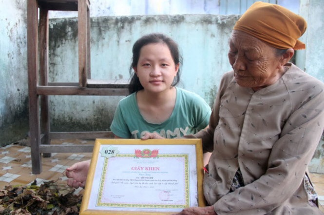 Võ Thị Cam cùng bà ngoại, hai bà cháu đang cùng cố gắng mỗi ngày để nuôi ước mơ cho Cam - Ảnh: Đ.Cường
