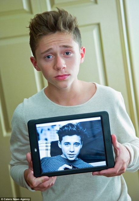 Noah đang giơ tấm hình của Brooklyn.