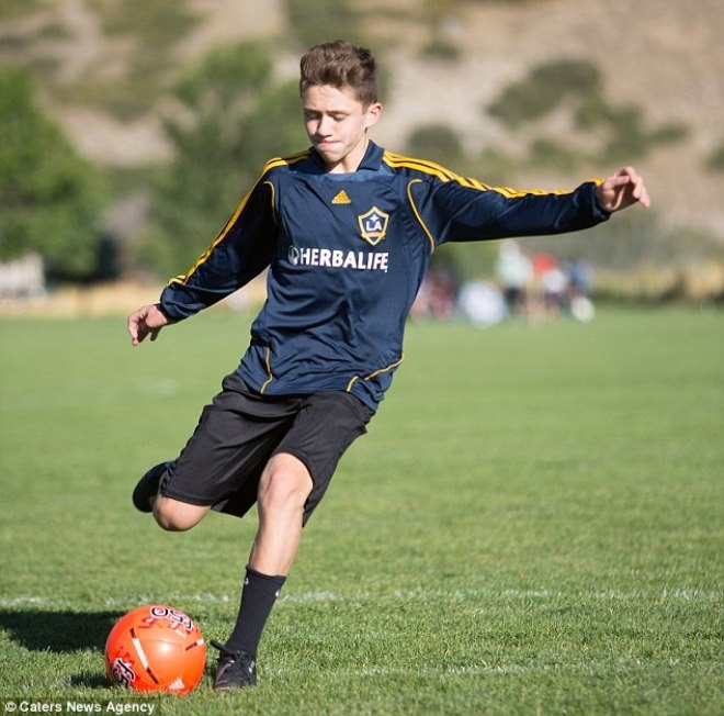 Cậu càu thủ trẻ là một fan lơn của ngôi sao David Beckham và có ước mơ trở thành cầu thủ chuyên nghiệp.