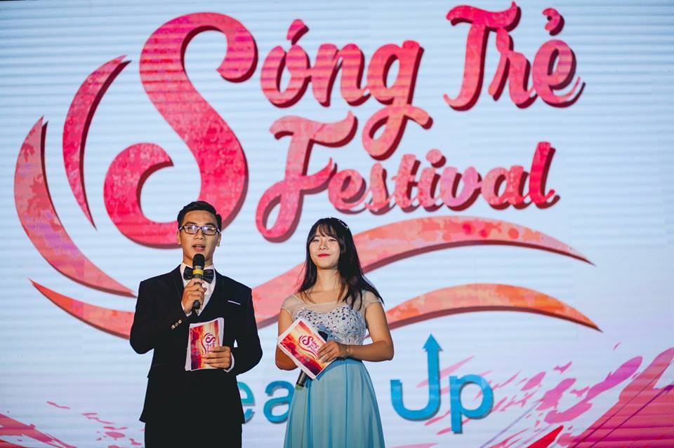 Nam MC cùng người bạn dẫn của mình trên sân khấu của trường