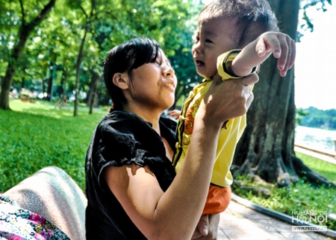 Bức ảnh về sự tuyệt vọng của người mẹ và đứa con bị bệnh tim bẩm sinh. Hiện tại bé đã trở nên khỏe mạnh và cứng cáp hơn. Người chụp ảnh - một thành viên trong nhóm Human of Hà Nội đã giúp bé nhận được cuộc phẫu thuật tim miễn phí và đã thành công. Cuối cùng ước mơ của người mẹ này đã trở thành hiện thực  