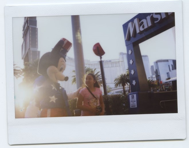 Những bức ảnh của cậu bé thường có tông màu cổ điển với góc chụp đẹp.