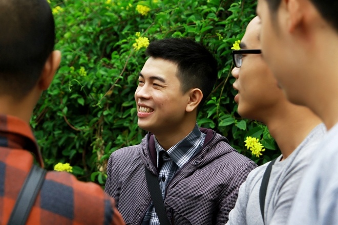 Buổi chiều, đội nhiếp ảnh của nhóm hẹn gặp nhau tại vườn hoa Lý Thái Tổ để bắt đầu đi tác nghiệp. Trưởng nhóm Trần Quang Tuấn là một 9X sinh ra ở Hà Nội nên anh có tình yêu đặc biệt dành cho thủ đô. Anh cảm thấy hứng thú sau khi nghe được ý tưởng từ một người bạn về Humans of New York nên đã quyết định thực hiện dự án này tại Hà Nội.