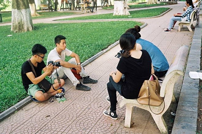 Các thành viên trong nhóm đều đam mê nhiếp ảnh nên lúc nào cũng mang máy theo trong người. Nếu đi đường vô tình bắt gặp một nhân vật thú vị, các bạn trẻ sẽ sẵn sàng dừng xe lại và trò chuyện với họ. Hai câu hỏi mà các thành viên thường dùng nhất là: 