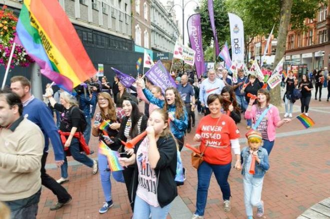 Đoàn người mừng ngày Công Khai tại nước Anh