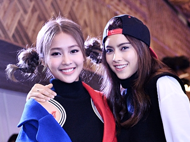 Kha Ngan khoe dang ben hot girl Thai Lan hinh anh