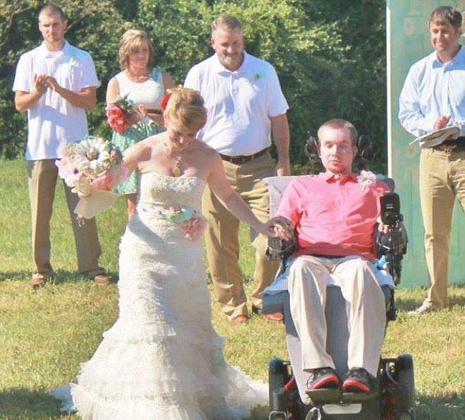 Mặc cho hoàn cảnh, Lauren vẫn quyết nối lại tình xưa và đi tới hôn nhân với Joel