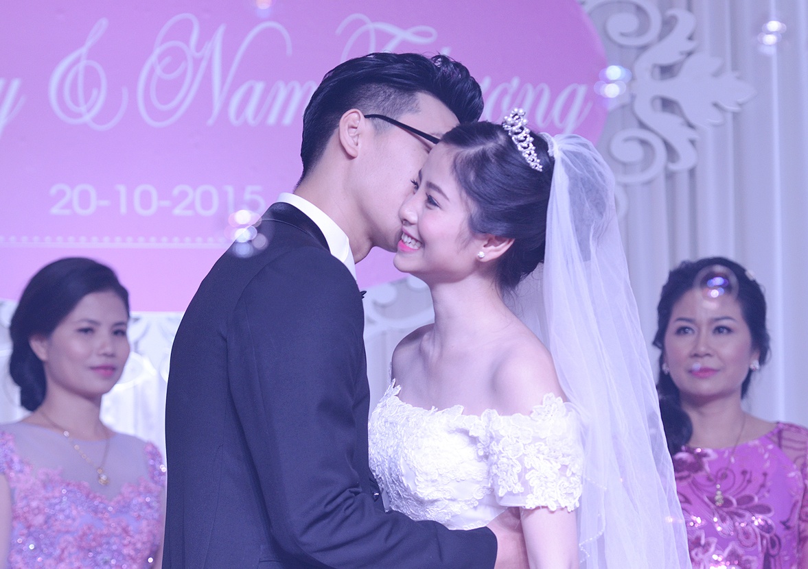 Hot boy 'dep trai nhieu dua yeu' hon vo tinh tu tai le cuoi hinh anh