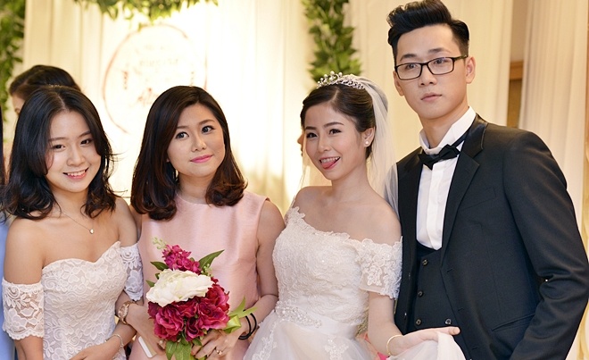 Clip Ba Duy trao nhan, om hon vo tinh tu trong ngay cuoi hinh anh