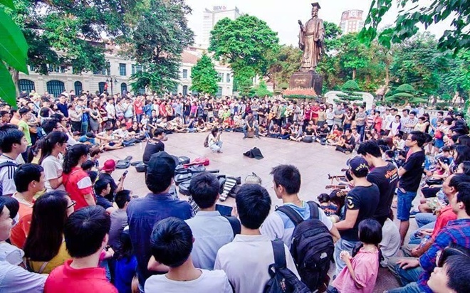 300 ban tre Ha Noi giao luu am nhac giua duong pho hinh anh