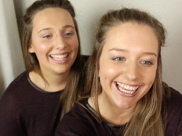 Hai co gai bat ngo tim thay ban sao cua chinh minh hinh anh