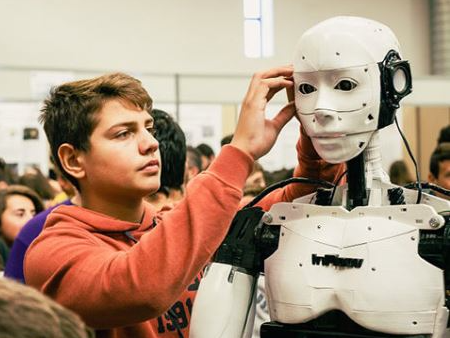 Chang trai che tao robot in 3D tre nhat the gioi hinh anh