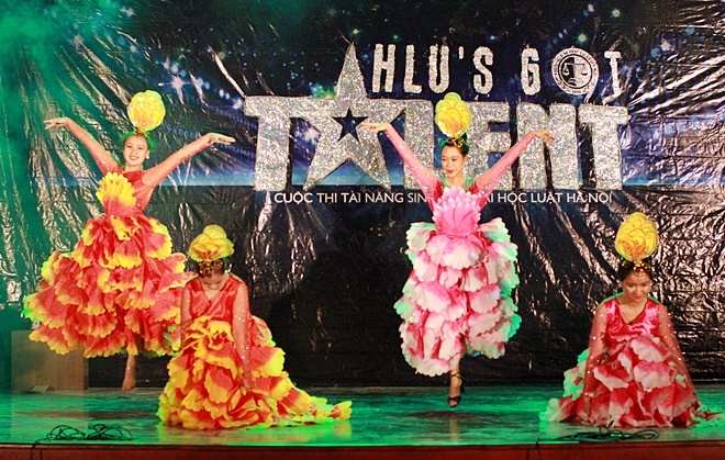 Giám khảo - biên đạo Lê Minh Thùy đã mang đến tiết mục khách mời với bài múa có tên Mùa hoa nở