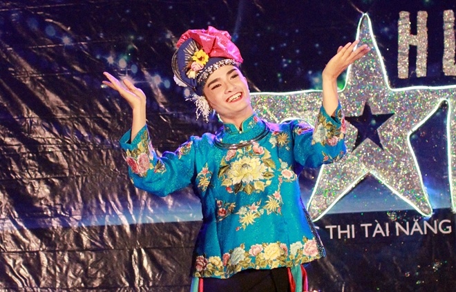 Nam sinh truong Luat dien hau dong trong dem chung ket tai nang hinh anh