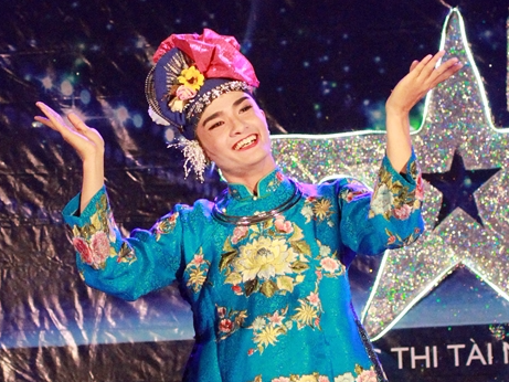 Nam sinh Luat quyet theo duoi dam me hat van hau dong hinh anh