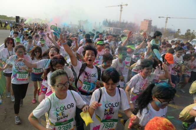 Tham gia nhiều hoạt động xã hội cũng là hình thức vận động. Trong ảnh: các bạn trẻ tham gia lễ hội sắc màu năm 2015 tại TP.HCM - Ảnh: Hữu Khoa