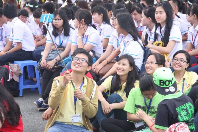 Hiện nay hầu hết sinh viên đều sử dụng thành thạo các thiết bị công nghệ thông minh. Trong ảnh: Sinh viên Trường ĐH Kinh tế - luật chụp ảnh bằng smartphone với gậy selfie - Ảnh: Trần Huỳnh