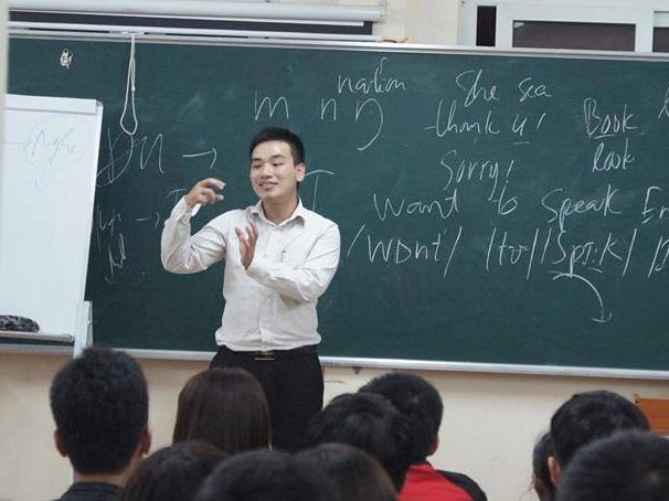 Thay giao 9X vay tien day tieng Anh mien phi cho sinh vien hinh anh