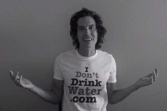 Chang trai 3 nam song khong can uong nuoc hinh anh