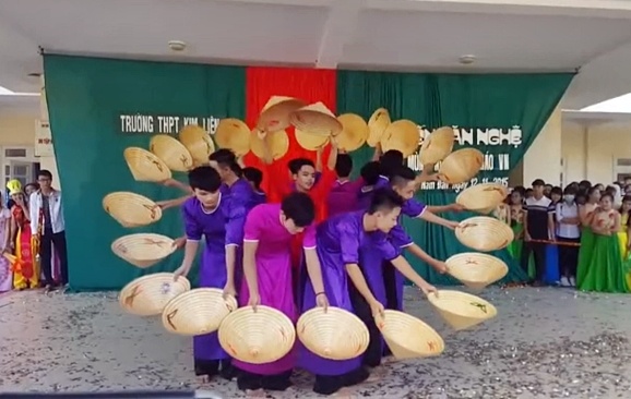 Hoc sinh THPT Kim Lien gia gai, bieu dien mua non dieu nghe hinh anh