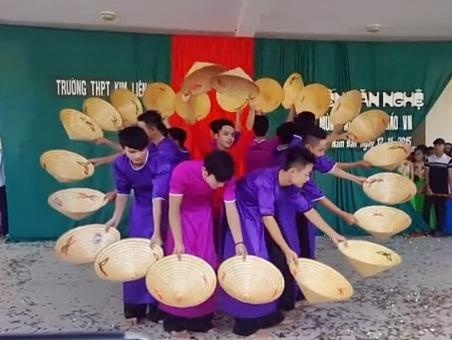 Nam sinh Kim Lien mac ao dai, mua non hut 3 trieu luot xem hinh anh