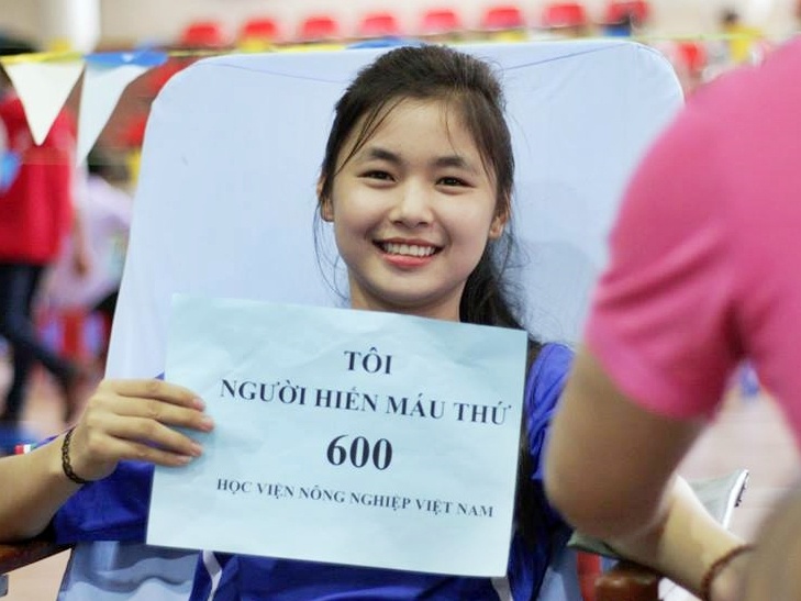 Nu sinh hien mau bi chup len khoa Facebook vi so noi tieng hinh anh