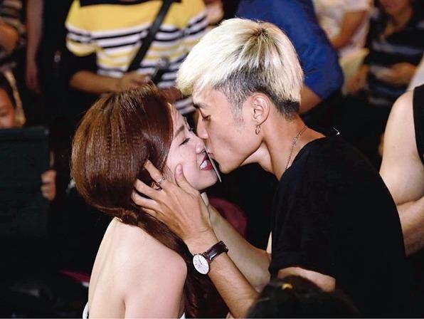 DJ Trang Moon bat ngo hon Vuong Anh Ole truoc dong nguoi hinh anh