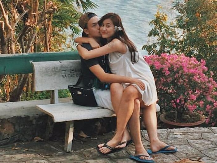 Hot girl Ha Lade bat ngo khoe ban trai moi hinh anh