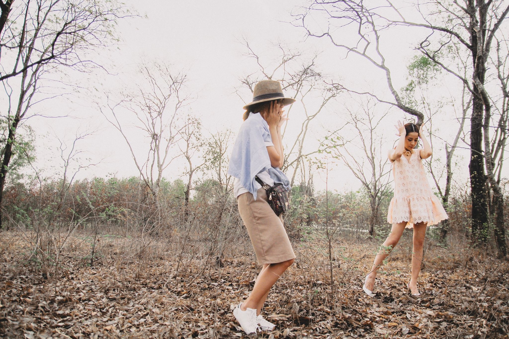 Zoe và Chi Pu cùng vui đùa trong một buổi shooting