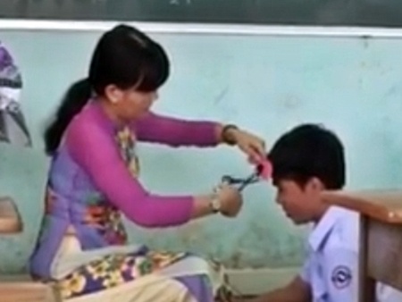 Co giao cat toc hoc sinh tren buc giang gay tranh cai hinh anh