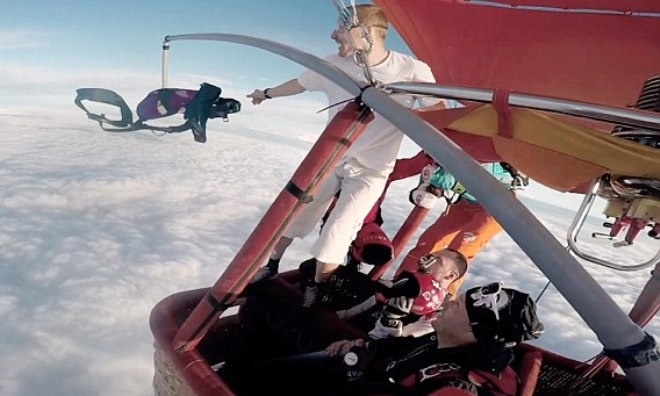 Chang trai nhay tu do cao 4000m khong can du hinh anh