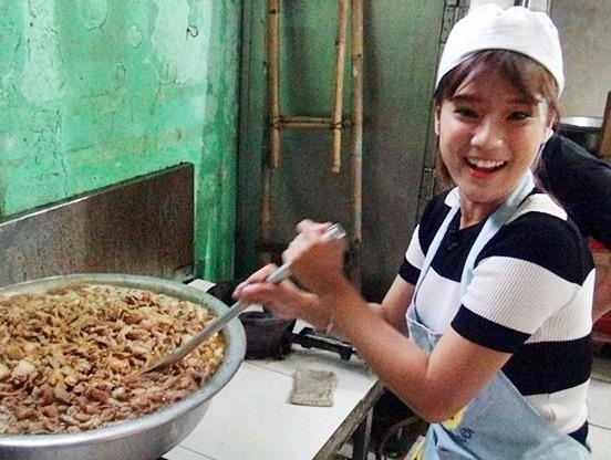 Hoang Yen Chibi lam nhan vien quan com 2.000 dong/suat hinh anh