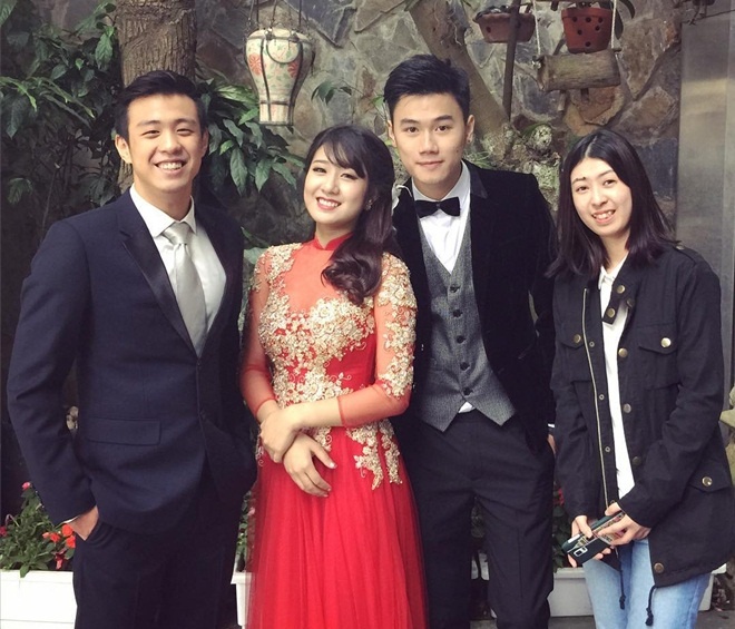 Trang Lou, Tùng Sơn chụp ảnh cùng gia đình hai bên. Huyme Thành Phạm cũng có mặt trong ngày vui của em gái. Ảnh: NVCC.