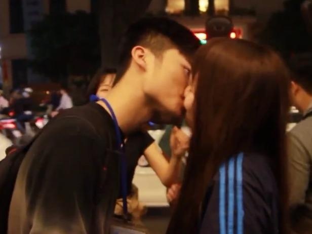 Nhom sinh vien hat tang mien phi dem Noel hinh anh