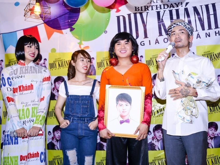 Nhom BB&BG dien hai mung sinh nhat 'co giao Khanh' hinh anh