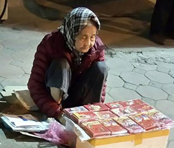 Dan mang keu goi mua li xi ung ho cu ba giua dem dong hinh anh