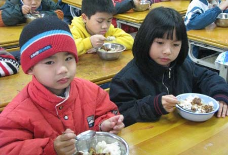 Phu huynh khong cho con an ban tru vi lo thuc pham ban hinh anh