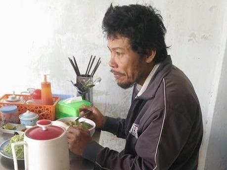 Hanh trinh hon 4.000 km tim con khong don doc cua nguoi cha hinh anh